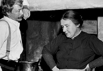 xCirkulation420.jpg.pagespeed.ic.7kauisBpro ©SCANPIX SWEDEN, 1965.
Sif Ruud och Allan Edwall i Hemsöborna.
Carlsson med byxhängslen och änkan Flod vid köksspisen.
Foto: SCANPIX
Code: 20360